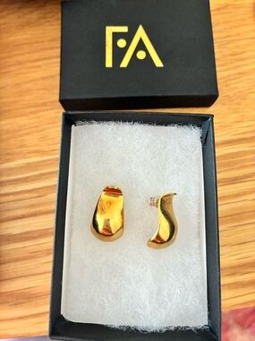 NIB Fay Andrada "Lintu" Earrings gold-plated